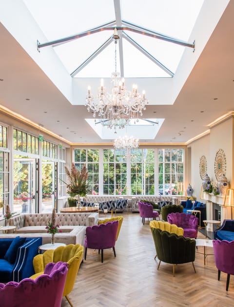 Lobby lounge
