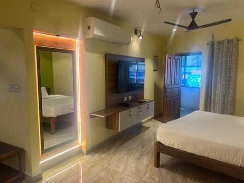 Junior Suite | Hypo-allergenic bedding, desk, free WiFi, bed sheets
