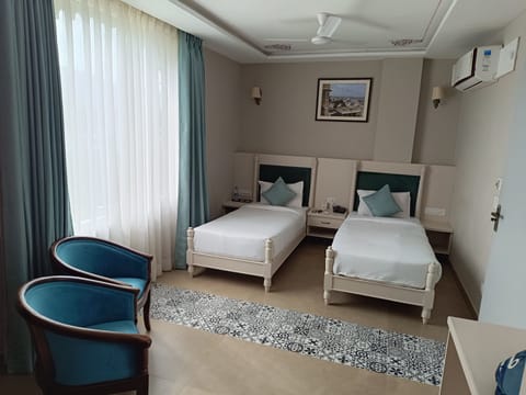 Deluxe Double or Twin Room | Bathroom | Free toiletries, hair dryer, soap, shampoo