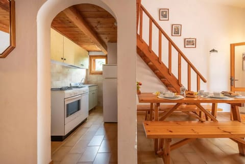 Apartment, 2 Bedrooms, Patio, Garden View | Dining room