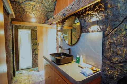 Superior Cottage, Garden View | Bathroom | Shower, free toiletries, hair dryer, towels
