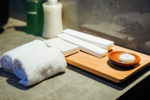 Superior Cottage, Garden View | Bathroom amenities | Shower, free toiletries, hair dryer, towels