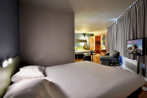 Family Room, 2 Double Beds | Desk, iron/ironing board, free WiFi, bed sheets