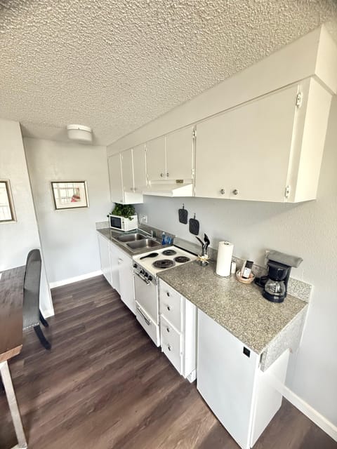 Standard Room, 1 Queen Bed, Non Smoking, Kitchen | Desk, laptop workspace, free WiFi, bed sheets