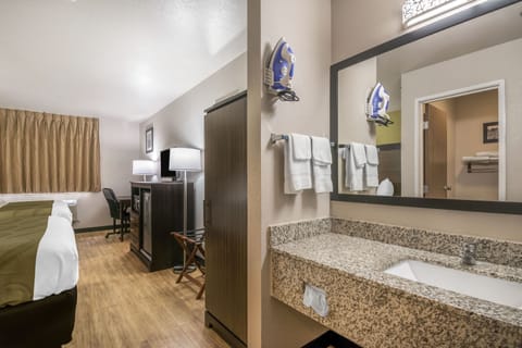 Combined shower/tub, free toiletries, hair dryer, towels
