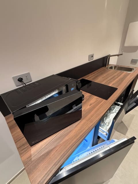 Luxury Apartment, City View | Private kitchen