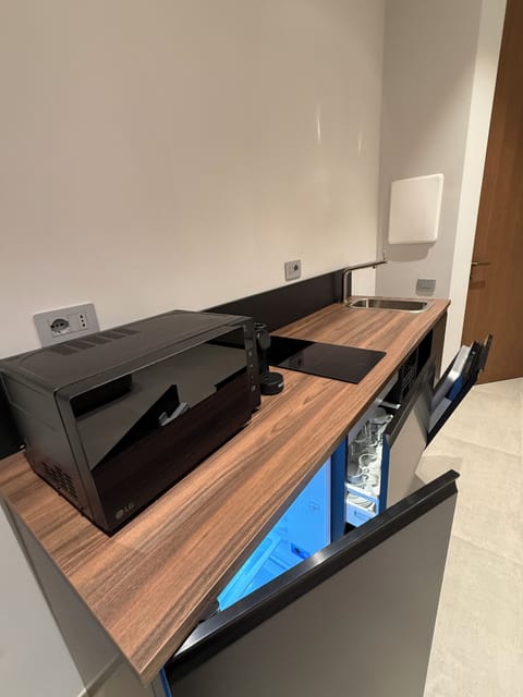 Luxury Apartment, City View | Private kitchen