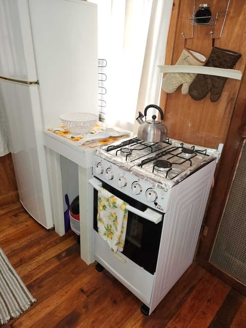 Full-size fridge, microwave, oven, cookware/dishes/utensils