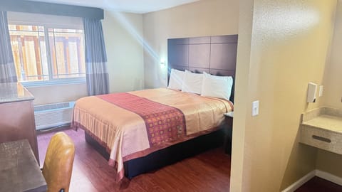 Standard Room, 1 King Bed | Desk, free WiFi, bed sheets