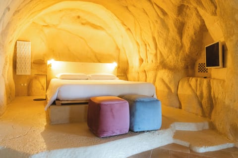 Luxury Suite, City View | Hypo-allergenic bedding, memory foam beds, minibar, in-room safe