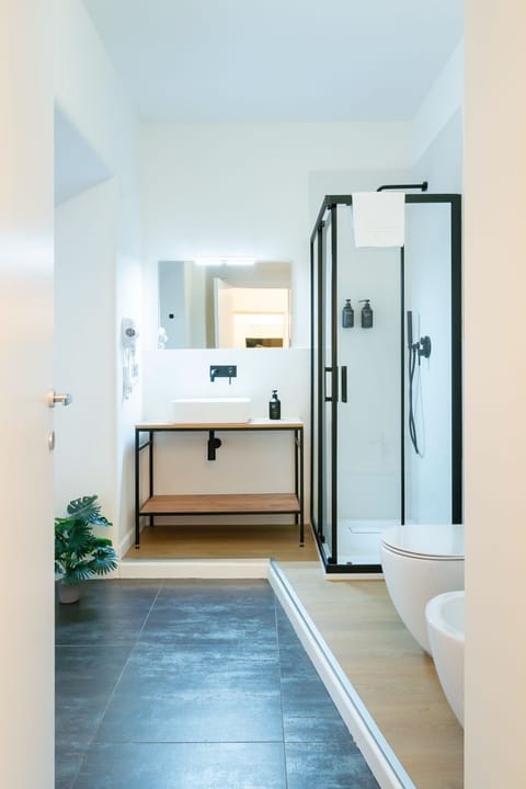 Executive Suite | Bathroom | Shower, free toiletries, hair dryer, bidet