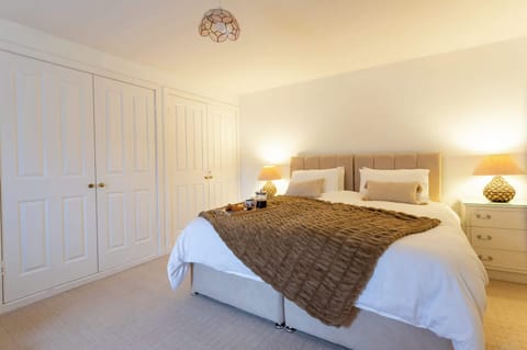 House | 4 bedrooms, desk, Internet