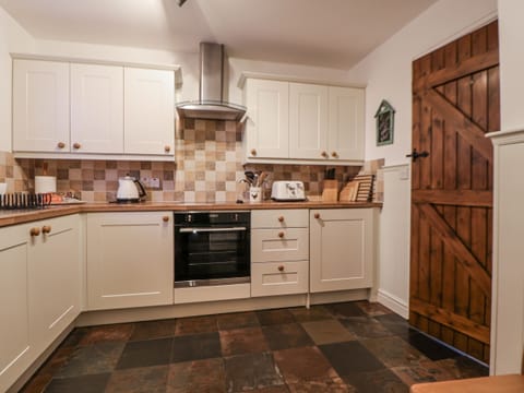 Cottage | Private kitchen | Dishwasher, cookware/dishes/utensils