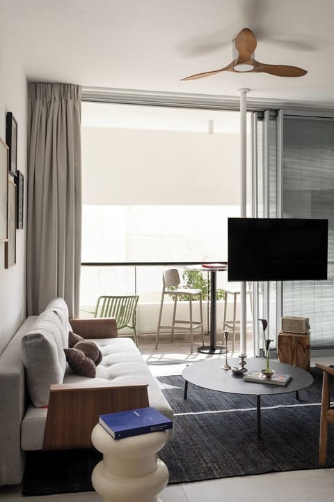 Deluxe Apartment, 2 Bedrooms, with Balcony and Parking | Free WiFi