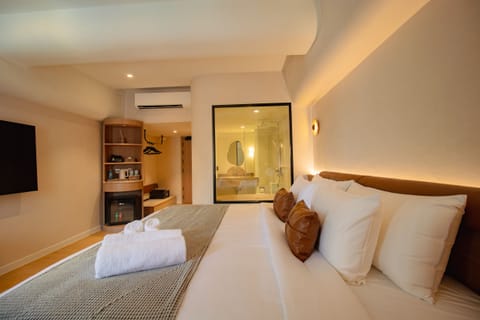Deluxe Room, Bathtub | In-room safe, blackout drapes, soundproofing, free WiFi