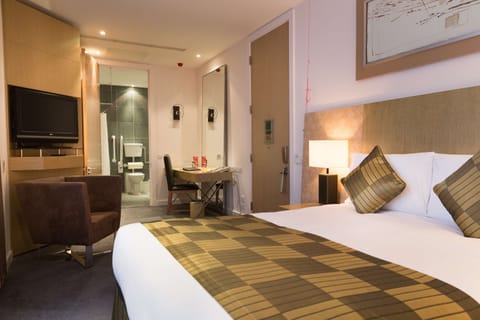 Superior Room | In-room safe, desk, iron/ironing board, travel crib