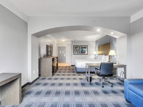 Premium bedding, desk, iron/ironing board, free WiFi