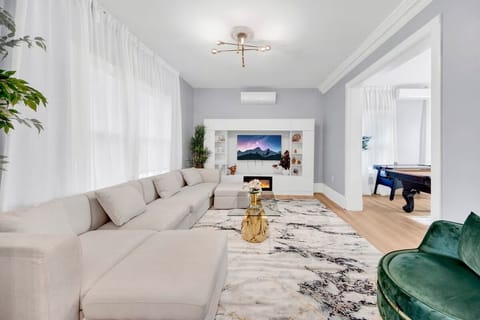 Luxury House, Garden View | Living area
