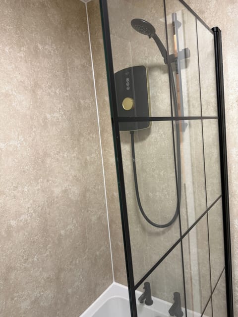 Combined shower/tub, deep soaking tub, hair dryer, towels