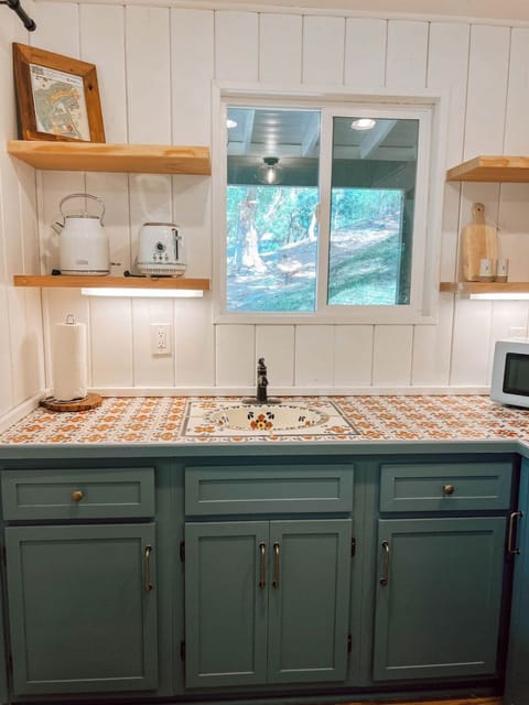 Mockingbird Cottage | Private kitchen | Microwave, coffee/tea maker, toaster, cookware/dishes/utensils