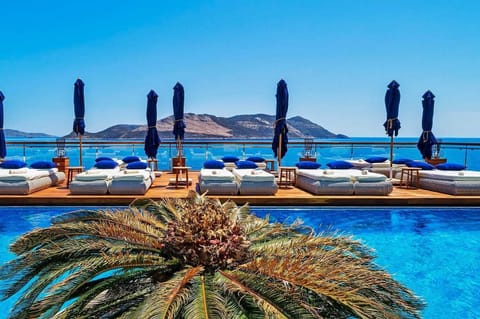Seasonal outdoor pool, free cabanas, pool umbrellas