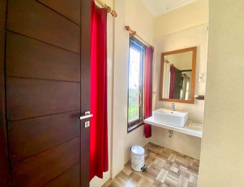 Deluxe Suite, Balcony, Garden View | Bathroom