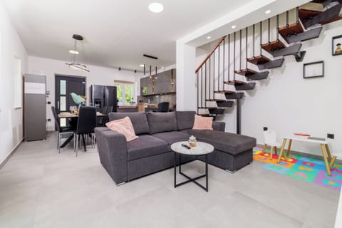 House | Living room | Flat-screen TV