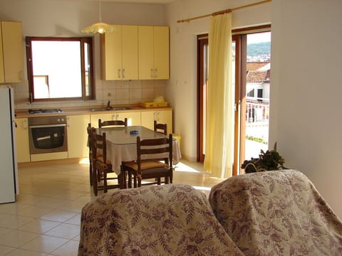 Apartment (A1) | Private kitchen | Fridge, oven, cookware/dishes/utensils