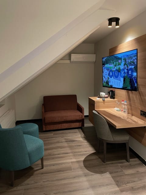 Superior Double Room, Balcony, City View | Living area