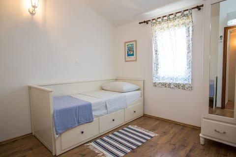 House | Iron/ironing board, free WiFi