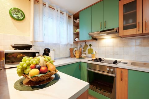 House | Private kitchen | Fridge, microwave, oven, stovetop