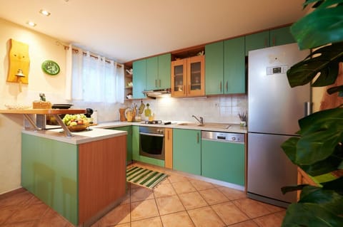 House | Private kitchen | Fridge, microwave, oven, stovetop