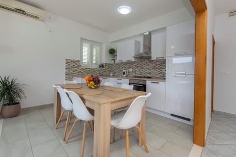 Apartment (A1) | Dining