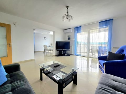 Apartment (A1) | Living area | Smart TV