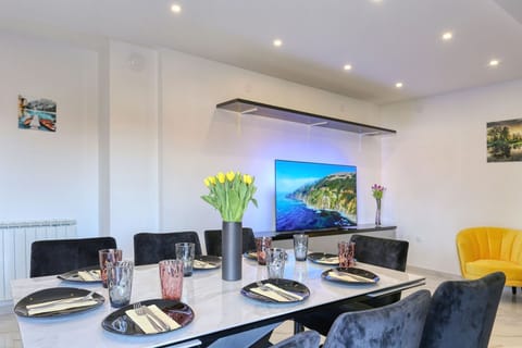 Apartment (A1) | Dining