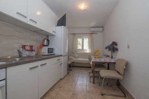 Apartment (A5) | Private kitchen | Fridge, oven, stovetop, electric kettle