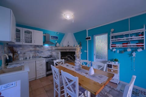 House | Private kitchen | Fridge, oven, stovetop, espresso maker