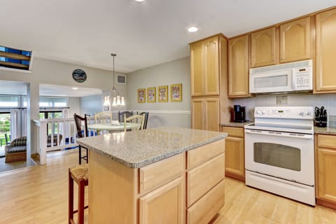 Townhome, 3 Bedrooms | Private kitchen | Fridge, oven, coffee/tea maker, toaster