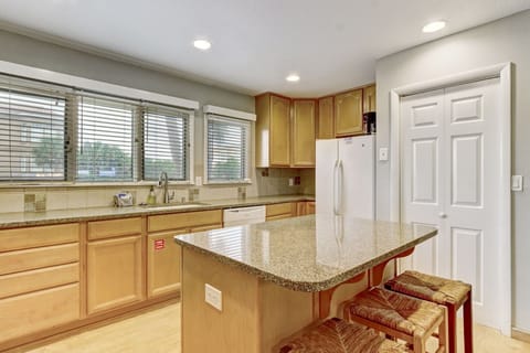 Townhome, 3 Bedrooms | Private kitchen | Fridge, oven, coffee/tea maker, toaster
