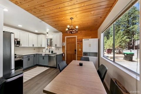 House, 3 Bedrooms | Private kitchen | Fridge, oven, coffee/tea maker, toaster