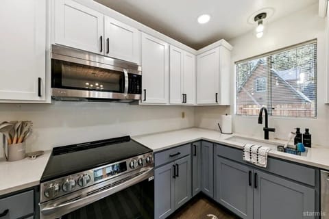 House, 3 Bedrooms | Private kitchen | Fridge, oven, coffee/tea maker, toaster