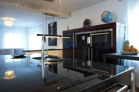 Apartment, 1 Bedroom, Smoking, Balcony | Living room