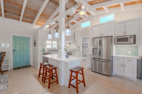 House, Multiple Beds (Beautiful Life on Madison) | Private kitchen | Oven, toaster