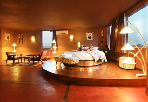 Minibar, desk, free WiFi, bed sheets