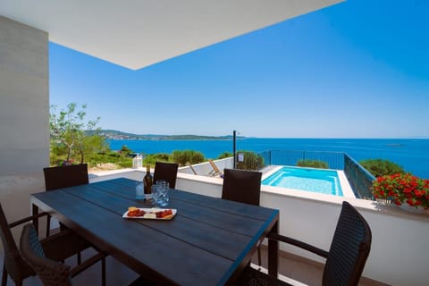 Villa | Outdoor dining