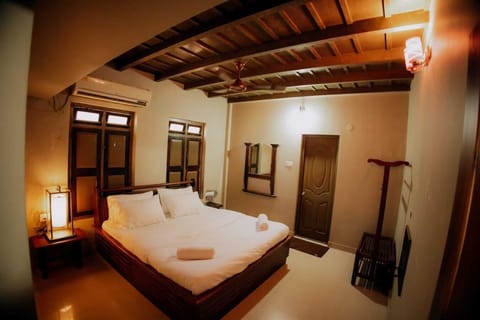 Standard Room | Egyptian cotton sheets, premium bedding, desk, WiFi (free)