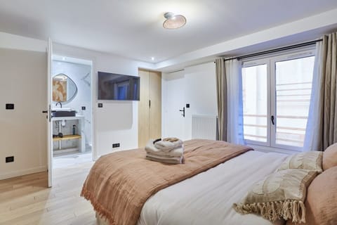 Apartment | Laptop workspace, iron/ironing board, bed sheets