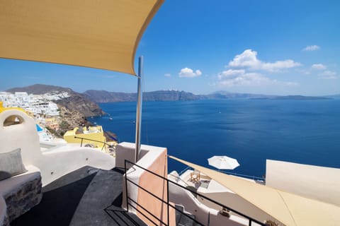 Aether Suite with Caldera View & Outdoor Jetted Tub | Terrace/patio