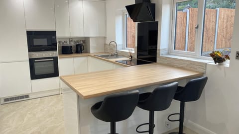 Deluxe House, Private Bathroom, Garden View (Contractors Hub) | Shared kitchen facilities | Shared fridge, microwave, blender, mixer