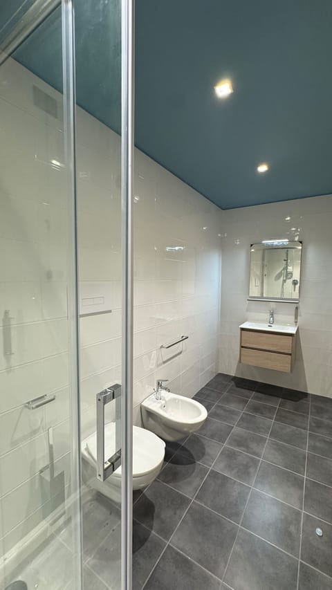 Superior Single Room, Balcony | Bathroom | Shower, hair dryer, towels, soap